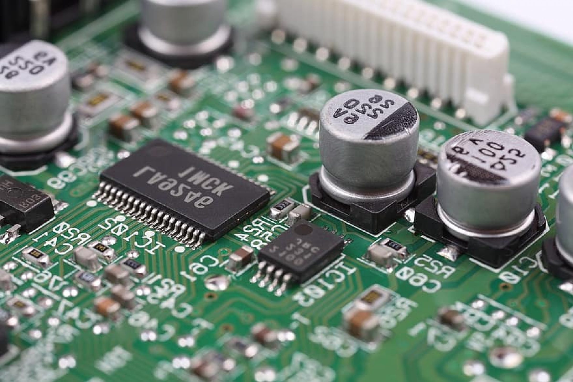 How To Properly Move Electronics Without Breaking Them • Home Tips